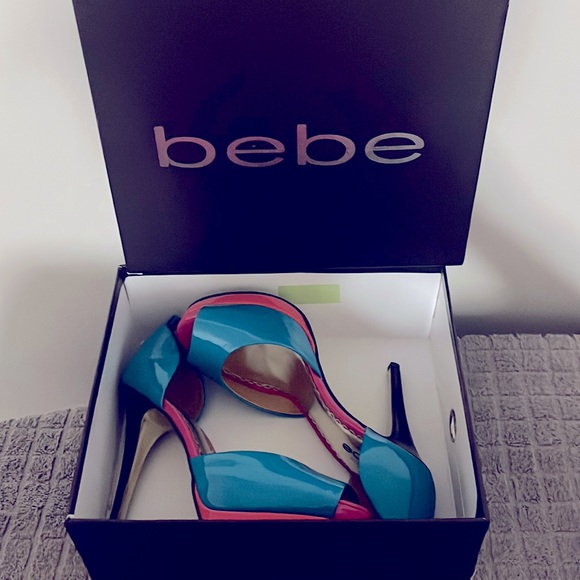 Size 7 women’s Bebe platform heel. - Picture 2 of 2